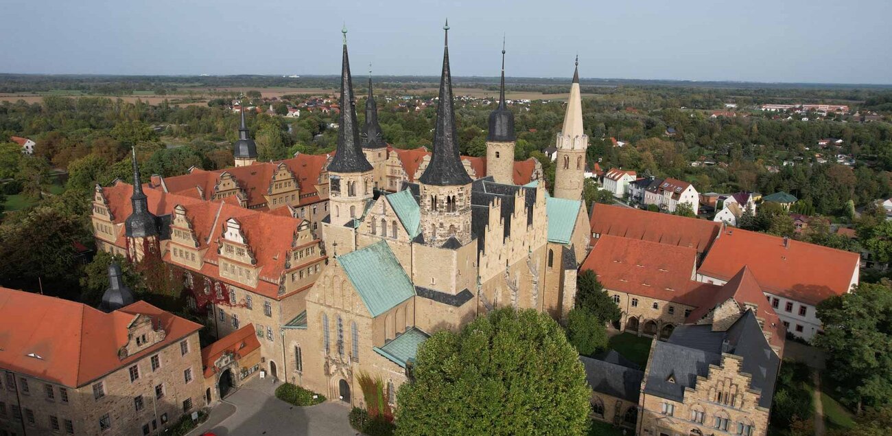 Luftaufnahme des Dom-Schloss-Ensembles Merseburg