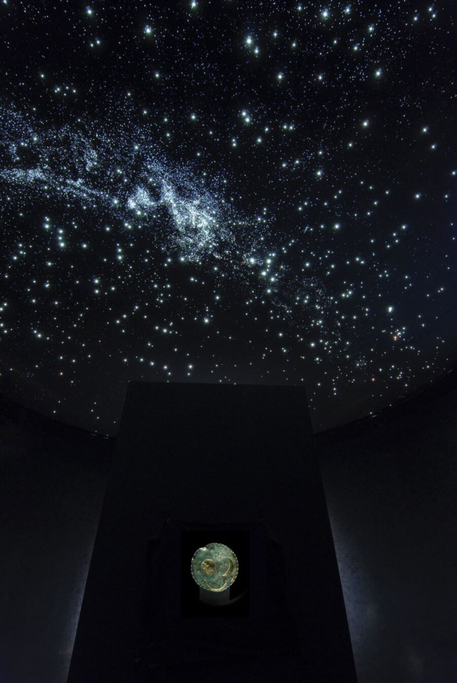 Inszenierung der Himmelsscheibe von Nebra im Landesmuseum für Vorgeschichte mit bronzezeitlichem Drehhimmel