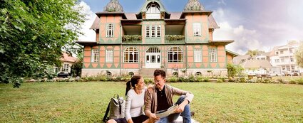 Paar sitzt auf Picknickdecke vorm Inhalatorium in Bad Sulza