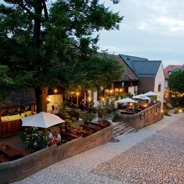 Ansicht des Innenhofs der Leuchtenburg bei schöner Abenstimmung.