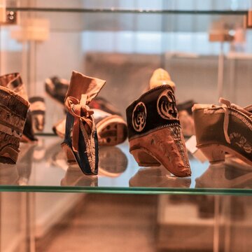 außergewöhnliche Schuhe im Schuhmuseum Weißenfels