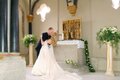 Hochzeitspaar küsst sich vor dem Altar in der Oberkapelle der Doppelkapelle Schloss Neuenburg