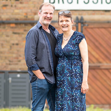 Das Ehepaar Michael Schomer und Katrin Beikirch vor dem FeWo-Betrieb Bahnhof Droyßig 