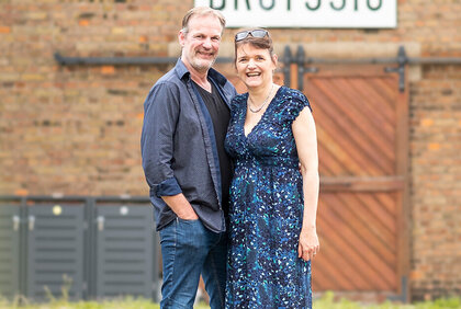 Das Ehepaar Michael Schomer und Katrin Beikirch vor dem FeWo-Betrieb Bahnhof Droyßig 