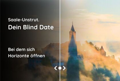 Leuchtenburg im Morgennebel, durch die Sonne wird ein Schatten des Turmes auf den Nebel geworfen. Die linke Seite des Bildes ist stark verdunkelt und mit dem Schriftzug "Saale-Unstrut. Dein blind Date versehen