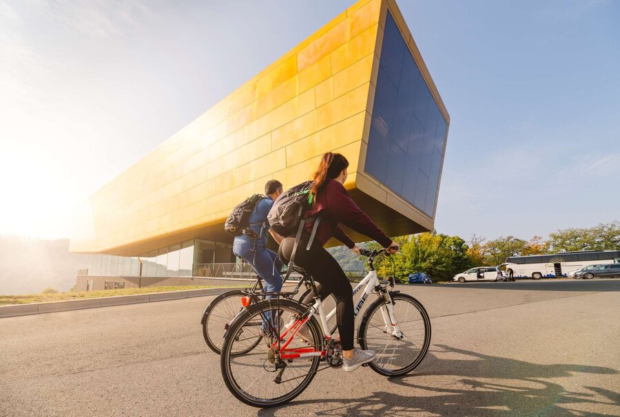 Radfahrende auf dem Himmelsscheiben-Radweg erreichen das Besucherzentrum Arche Nebra