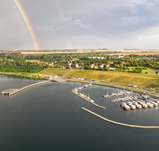 Marina Mücheln mit Regenbogen