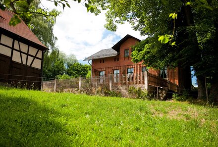 Museum Brehms Welt in Renthendorf, drumherum Wiese und Bäume