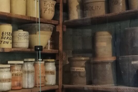 Materialienregal zur Keramikherstellung im Bauhaus-Werkstatt-Museum Dornburg