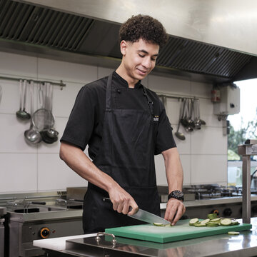 Portrait von Kochazubi Youssef Fari in der Küche