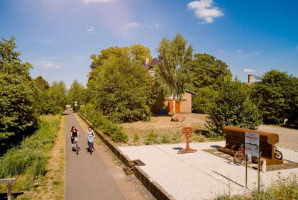 Radfahrende auf dem Zuckerbahnradweg bei Droyßig