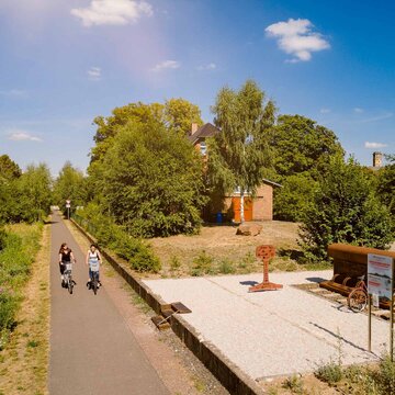 Radfahrende auf dem Zuckerbahnradweg bei Droyßig