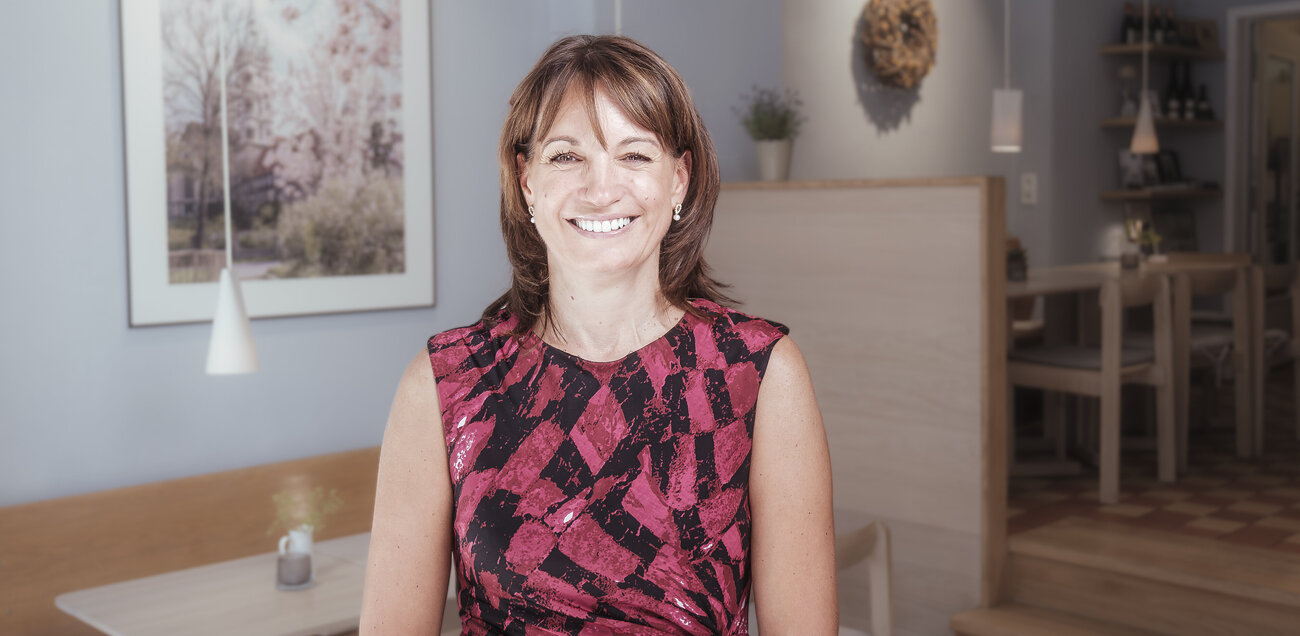 Doreen Blume steht im Radisson Blu und lächelt in die Kamera