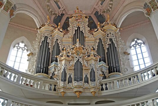 gold-weiß gehaltenes Orgelprospekt der Hildebrandtorgel in St. Wenzel Naumburg