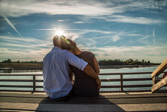 Paar sitzt gemütlich auf der Seebrücke Braunsbedra in der Sonne