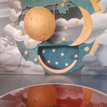 Raumhohe Installation der Himmelsscheibe von Nebra in der Arche Nebra