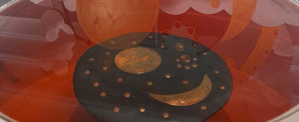 Raumhohe Installation der Himmelsscheibe von Nebra in der Arche Nebra