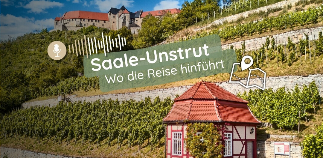 Werbemotiv Podcast Saale-Unstrut: Wo die Reise hinführt - mit Weinberg, einer Burg auf einem Felsen und einem Weinberghaus