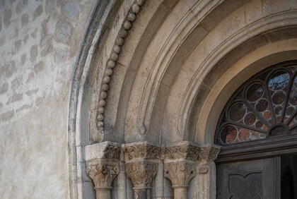romanische Knotensäule an der Neumarktkirche in Merseburg
