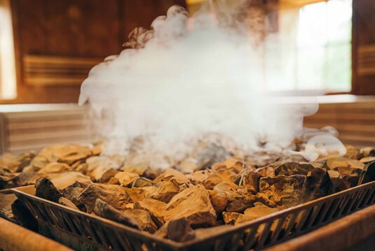 Aufgussofen während des Aufgusses in der Saunalandschaft der Kristalltherme Bad Klosterlausnitz