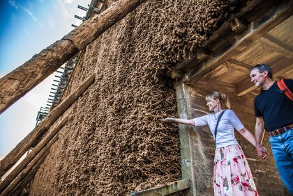 Paar am Gradierwerk Bad Kösen fängt heruntertropfende Sole auf