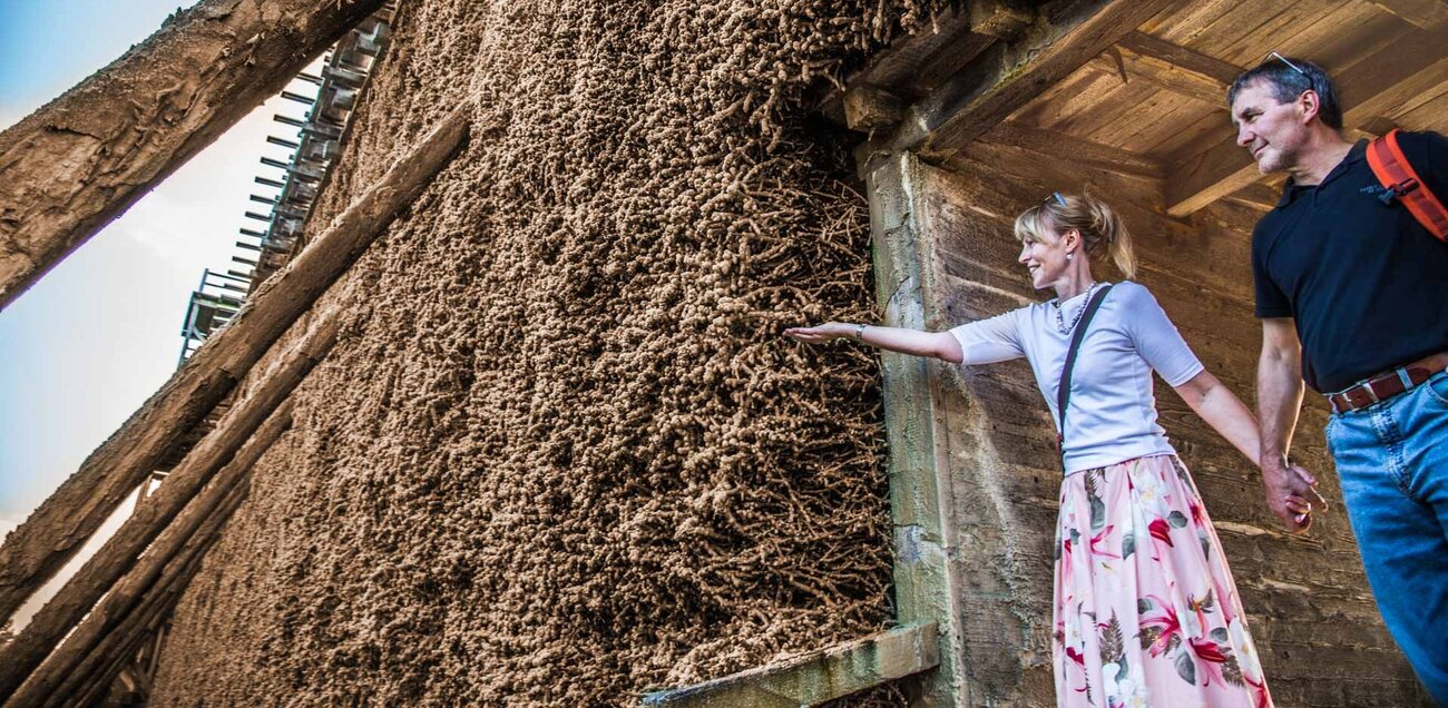 Paar am Gradierwerk Bad Kösen fängt heruntertropfende Sole auf