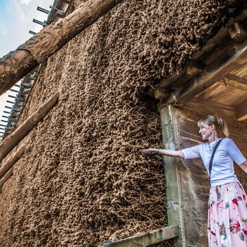 Paar am Gradierwerk Bad Kösen fängt heruntertropfende Sole auf