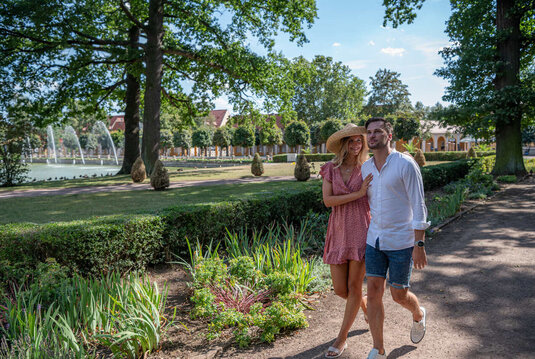 Paar macht einen Spaziergang durch den Kurpark Bad Lauchstädt