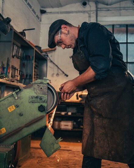Lukas Nelkenbrecher in seiner Burgenlandschmiede beim Messerschmieden
