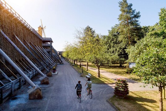 Radfahrer am Gradierwerk in Bad Dürrenberg