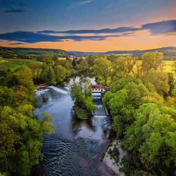 Landschaft bei Kahla mit Blick auf die Saale und das Saalewehr