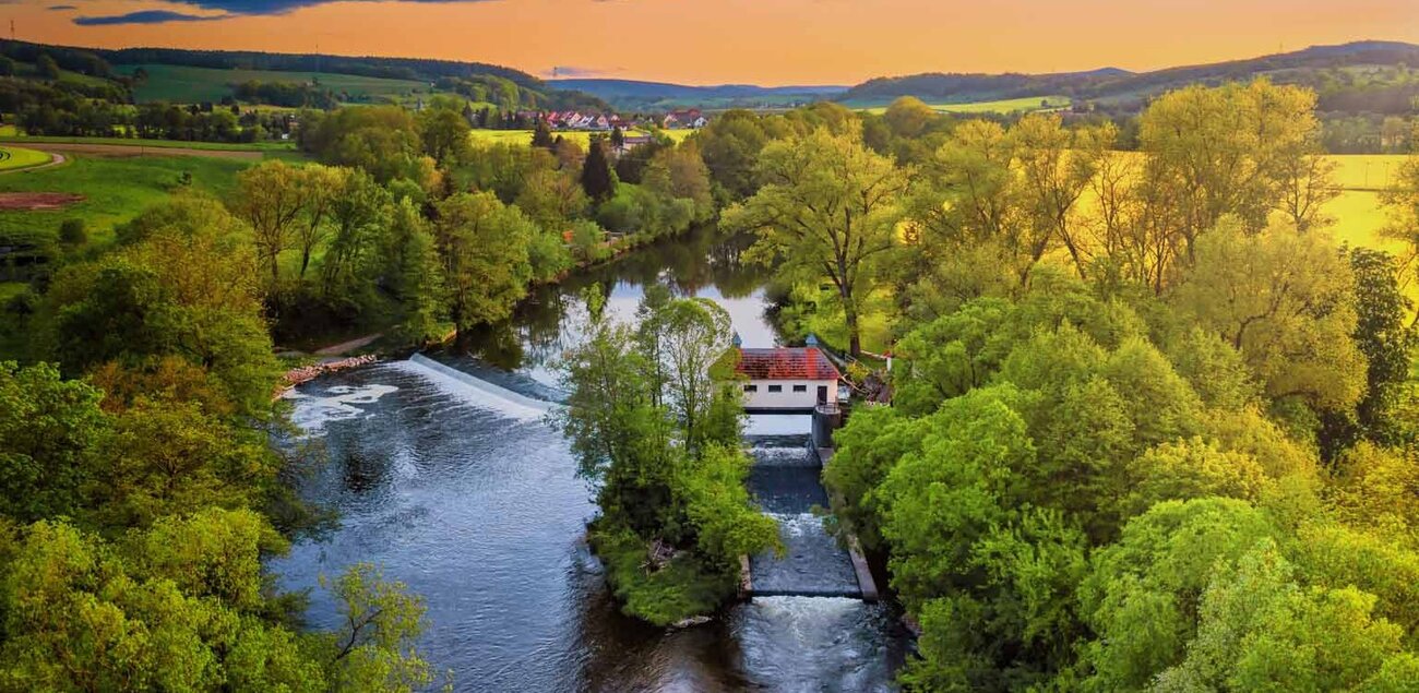 Landschaft bei Kahla mit Blick auf die Saale und das Saalewehr