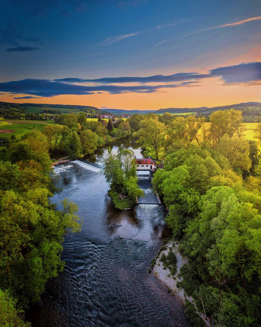 Landschaft bei Kahla mit Blick auf die Saale und das Saalewehr