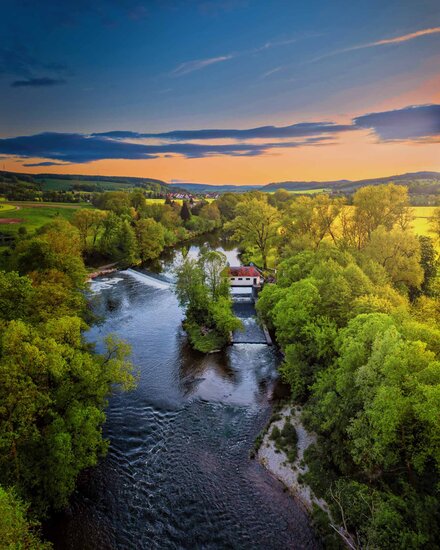 Landschaft bei Kahla mit Blick auf die Saale und das Saalewehr