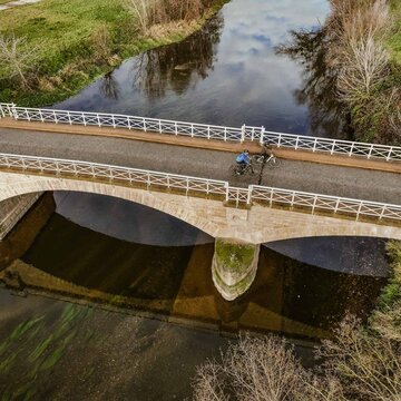 Radfahrende auf einer Brücke über die Weiße Elster bei Crossen