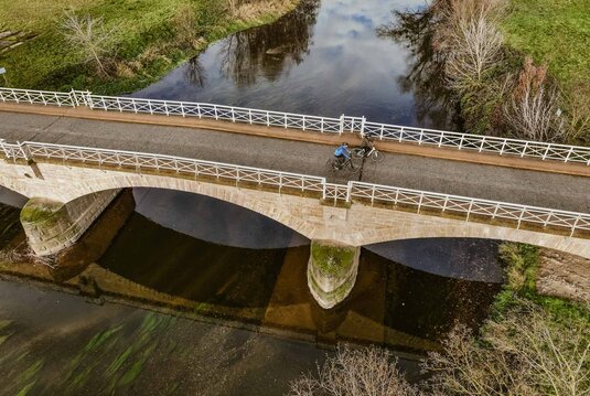 Radfahrende auf einer Brücke über die Weiße Elster bei Crossen