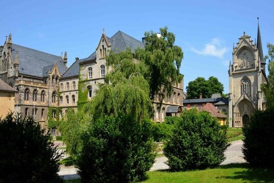 Das Kloster von Bad Koesen in grüner Natur