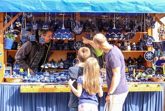 Stand mit Bürgeler Keramik beim alljährlichen Töpfermarkt im Juni