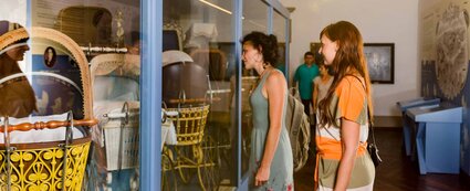 Besuchende im Kinderwagenmuseum Zeitz bestaunen alte Kinderwagenmodelle