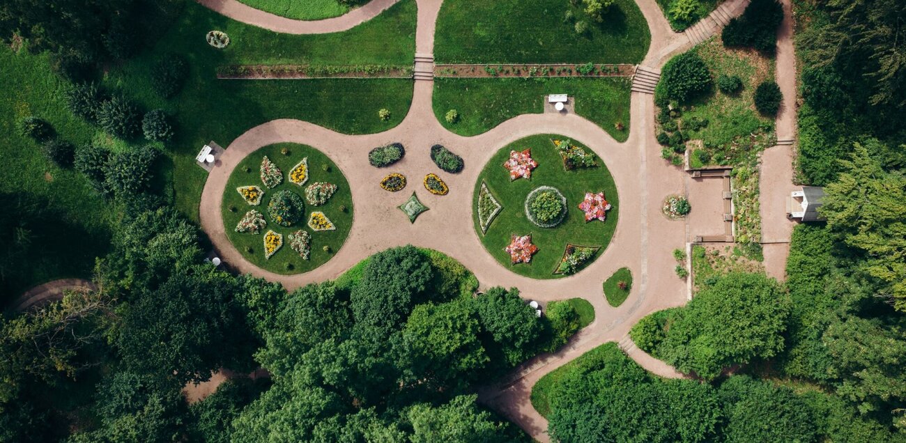 musterartig angelegte Blumenbeete im Schlosspark Kochberg