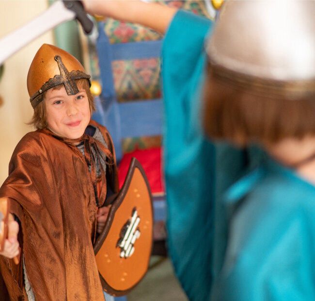 Ritterspiele in der Kinderkemenate von Schloss Neuenburg