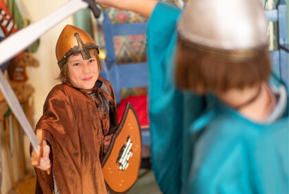 Ritterspiele in der Kinderkemenate von Schloss Neuenburg