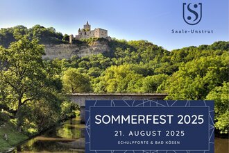 Eine Burgruine thront auf einem steilen Felsen, darunter fließt sein Fluss und über den Fluss führt noch eine Brücke. Im Vordergrund befindet sich der Schriftzug Sommerfest 2025 am 21. August 2025 in Schulpforte und auf der Rudelsburg