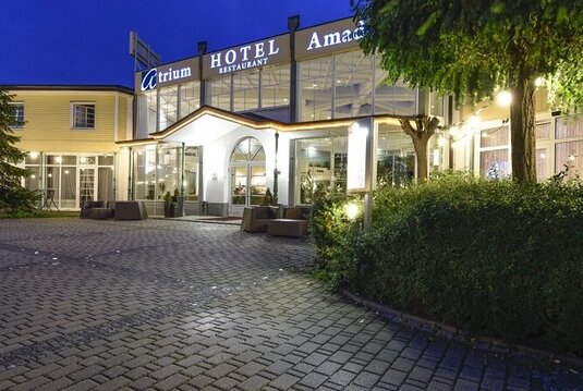 Außenansicht Hotel Amadeus bei Nacht