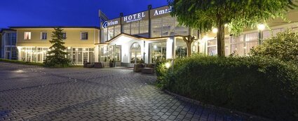 Außenansicht Hotel Amadeus bei Nacht