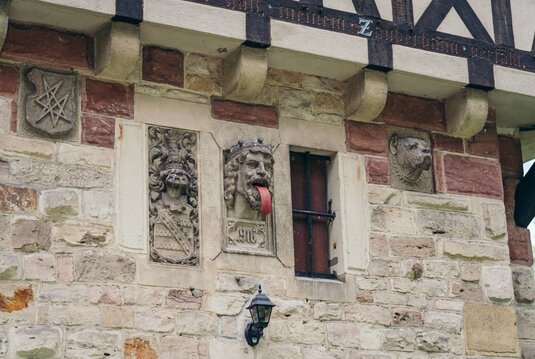 lustiges Gesicht mit herausgestreckter Zunge an der Fachwerk-Fassade des Herzogstuhls
