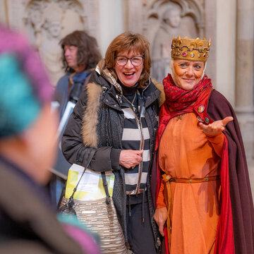 Darstellerin der Stifterfigur Uta in historischem Kostüm wird fotografiert mit einer Teilnehmerin des Uta-Treffens Naumburg