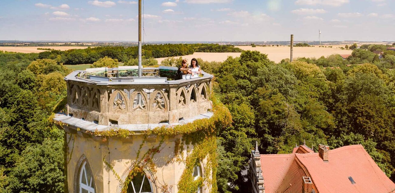 Turm von Schloss Droyßig mit umliegender Landschaft