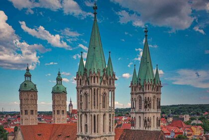Westansicht des UNESCO-Welterbes Naumburger Dom mit vier Türmen