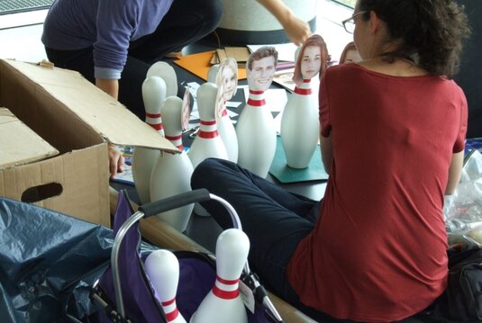 Vorbereitungen für den Film "Bibi & Tina": Menschen bekleben Kegel mit Gesichtern der Darsteller